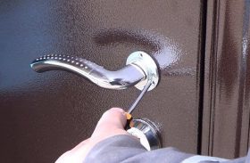 Замена дверной ручки металлической двери в Липецке
